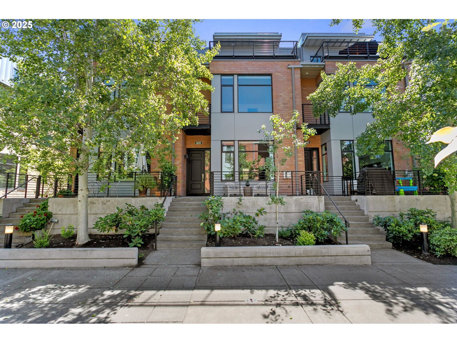 Property Photo:  1688 NW Riverscape St  OR 97209 