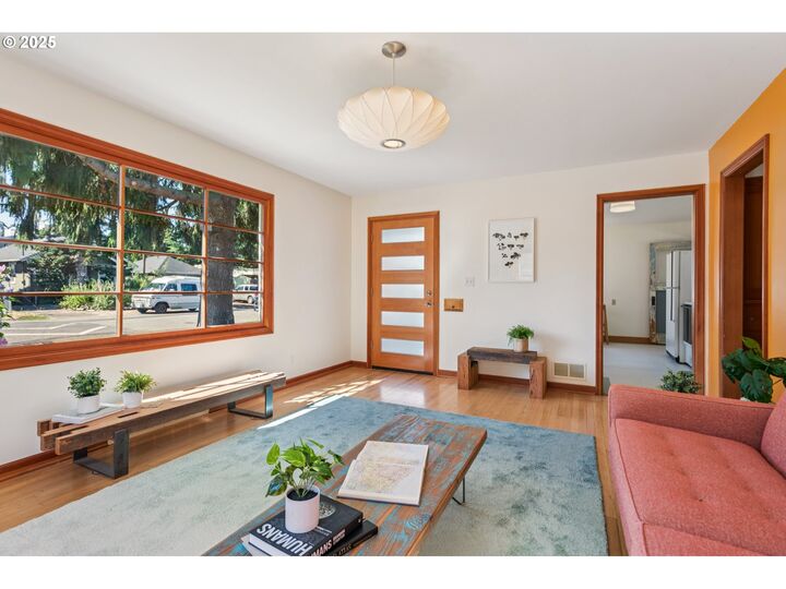 Property Photo:  4245 NE Going St  OR 97218 