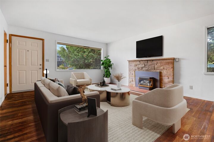 Property Photo:  611  3rd Avenue N  WA 98020 