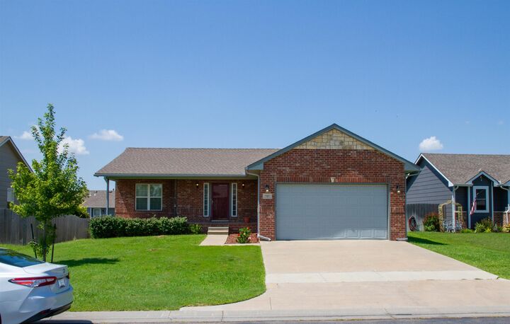 Property Photo:  707 S Hedgewood Cir  KS 67002 