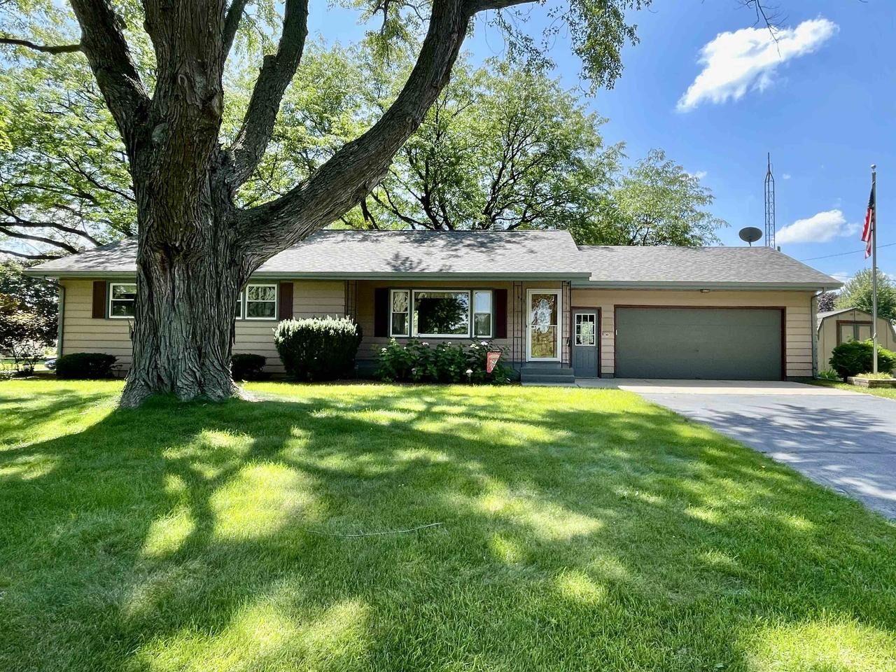 Property Photo:  404 East Howe Street  WI 53576 
