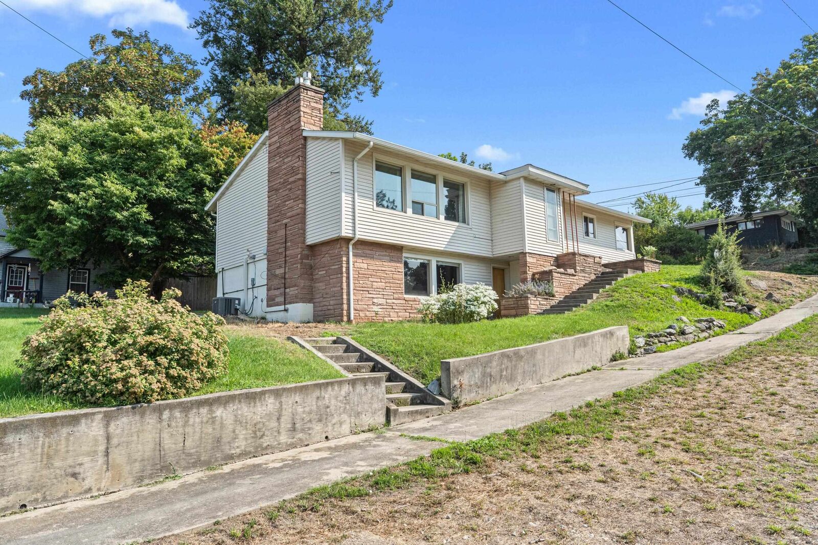 Property Photo:  515 E 6th Ave  WA 99114 