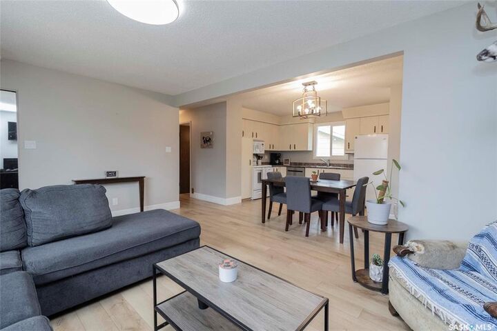 Property Photo: 823 Steeves Avenue SK S7L 5N2