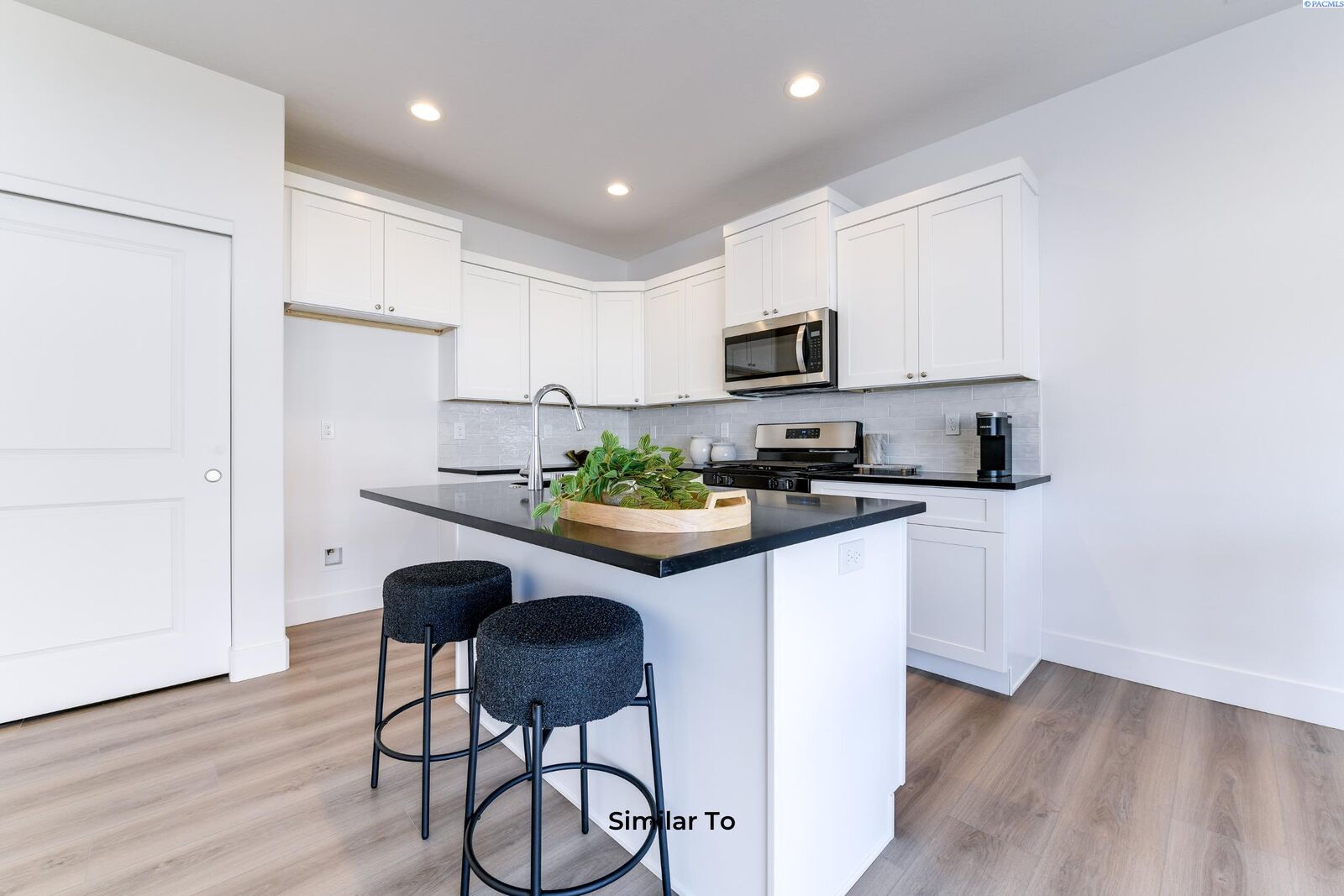 Property Photo:  7581 Grapevine Ct  WA 99353 