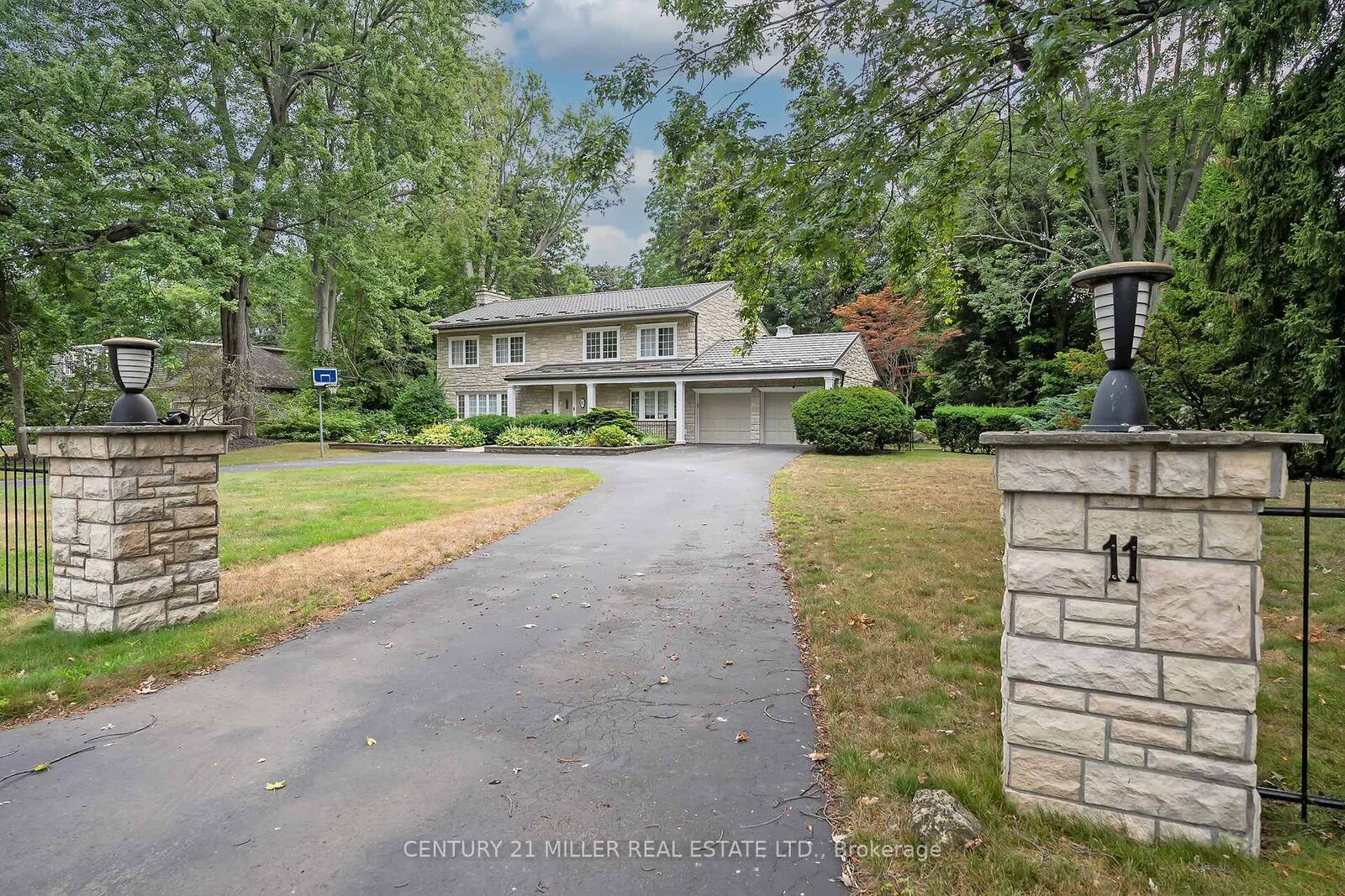Property Photo: 11 Colonial Crescent ON L6J 4K8