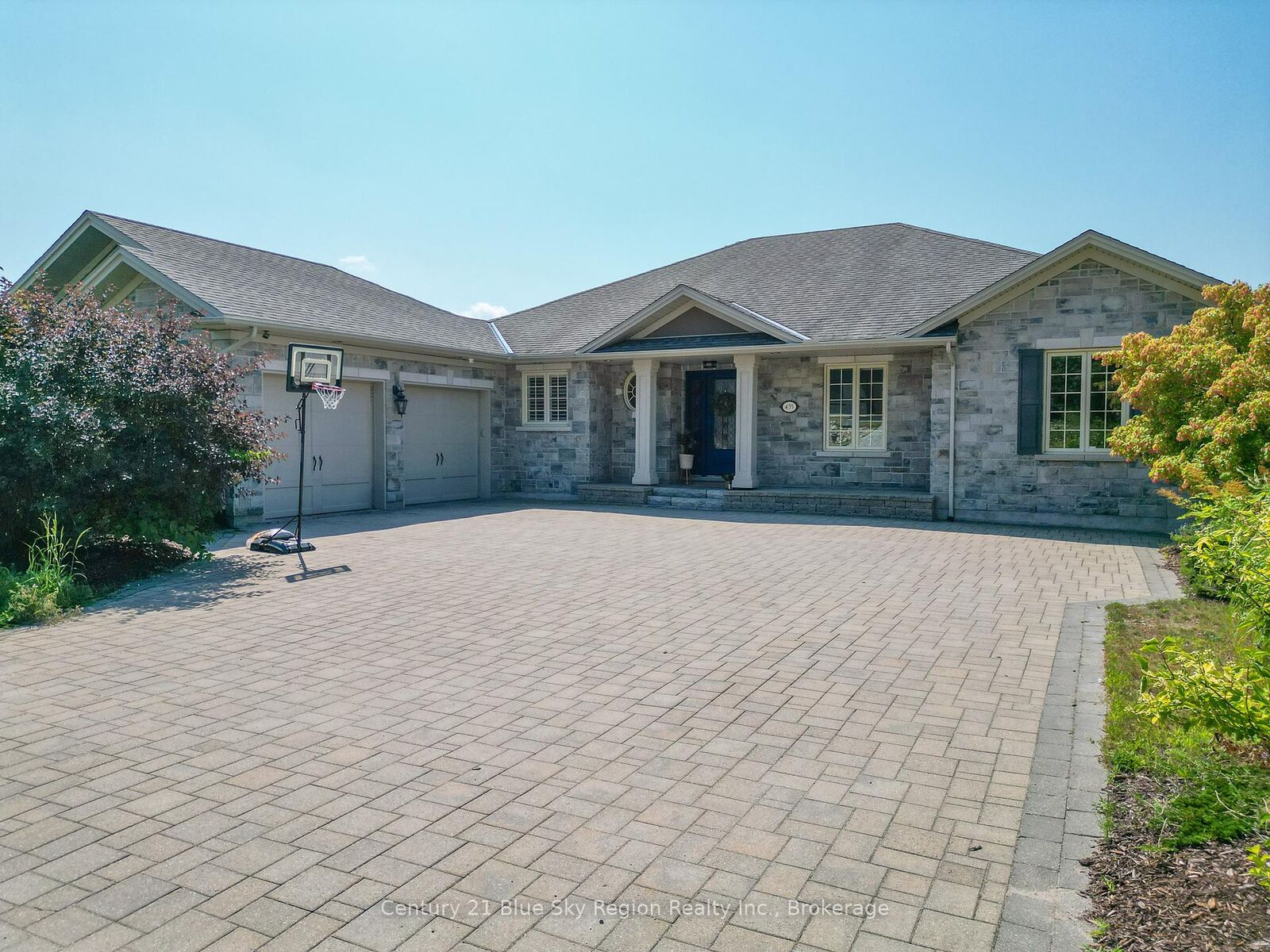 Property Photo: 435 Surrey Drive ON P1C 0A1