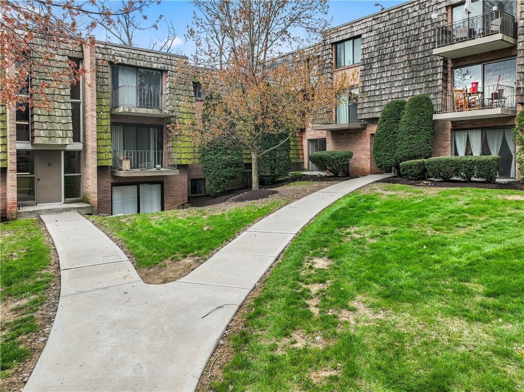 Property Photo:  1112 Forest Green Dr  PA 15108 