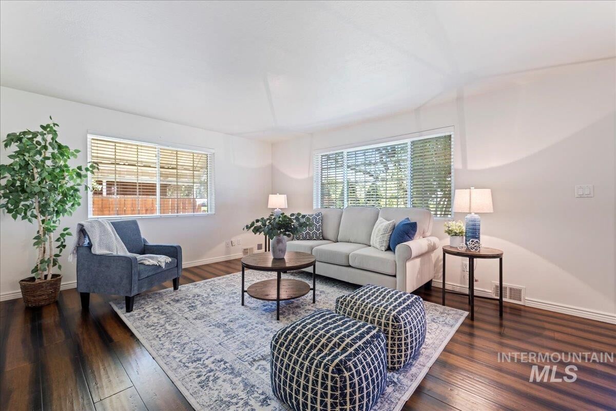 Property Photo: 425 W Pine Ave ID 83642-2132