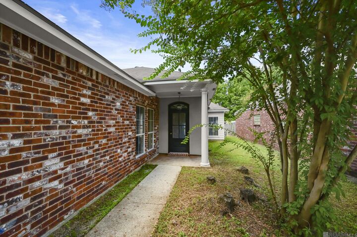 Property Photo: 5654 Ducros Dr LA 70820