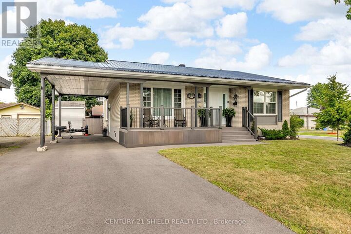Property Photo: 408 Anderson Drive ON K6H 5N3