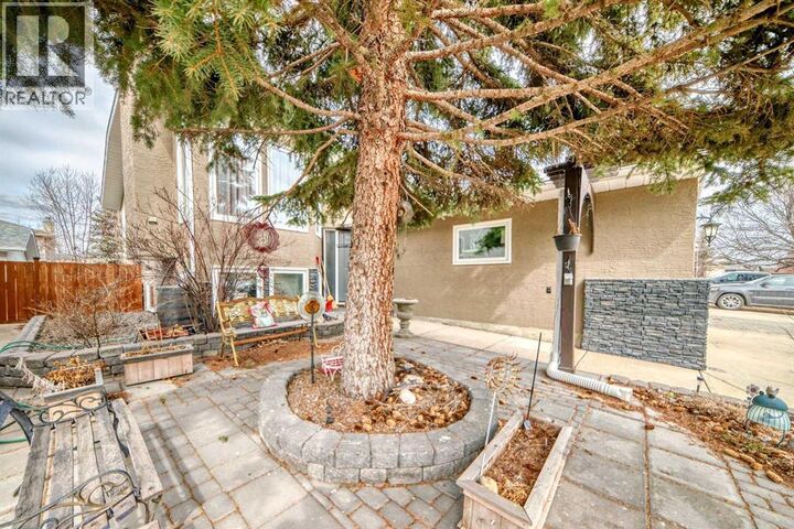 Property Photo:  1328 Meadowbrook Drive Southeast  AB T4A 2A3 