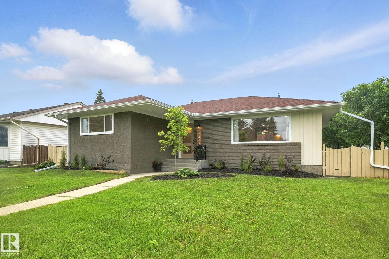Photo de la propriété:  9444 74 Street NW  AB T6B 2B4 