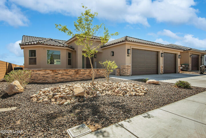 Property Photo: 2194 E Hutch St AZ 86426