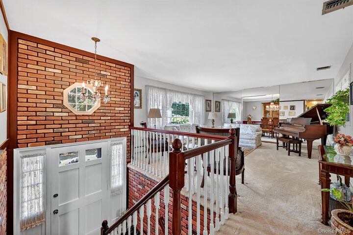 Property Photo:  6 Danlyn Court  NY 10956 
