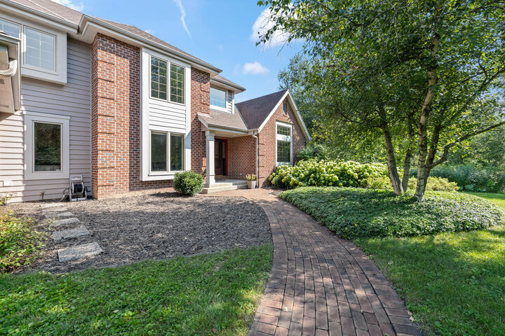 Property Photo:  2804 Shagbark Dr  WI 53040 