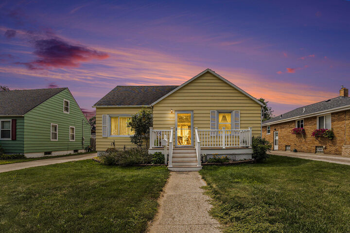 Property Photo:  906 Grant Avenue  MI 49417 