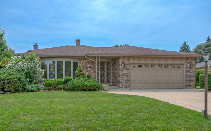 Property Photo:  1819 Holly Avenue  IL 60561 