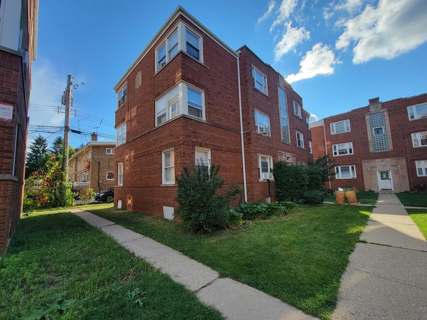 Property Photo: 7518 N Ridge Avenue 1E IL 60645