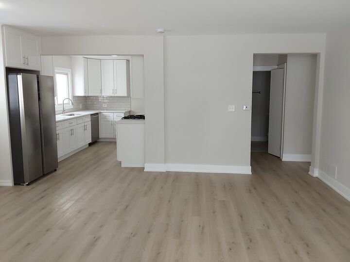 Property Photo: 722 E Indiana Street IL 60187