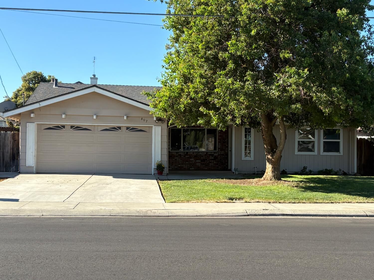 Property Photo:  807 Birch Avenue  CA 93635 