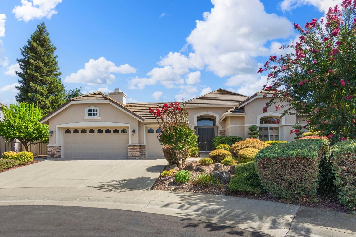 Property Photo: 533 Washoe Court CA 95747