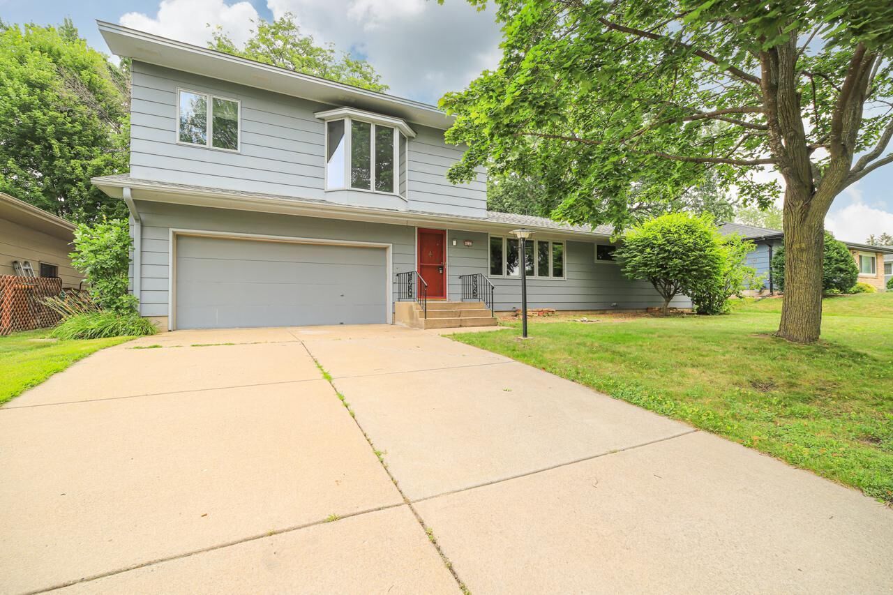 Property Photo:  4640 Ensign Avenue N  MN 55428 