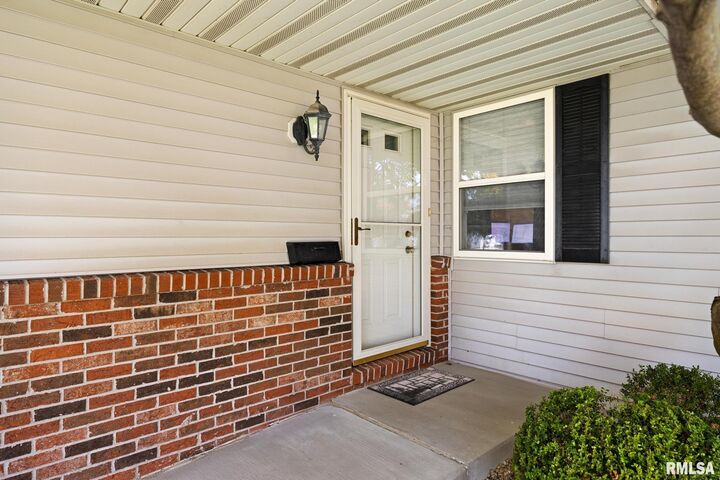Property Photo:  840 N Main Street  IL 61571 
