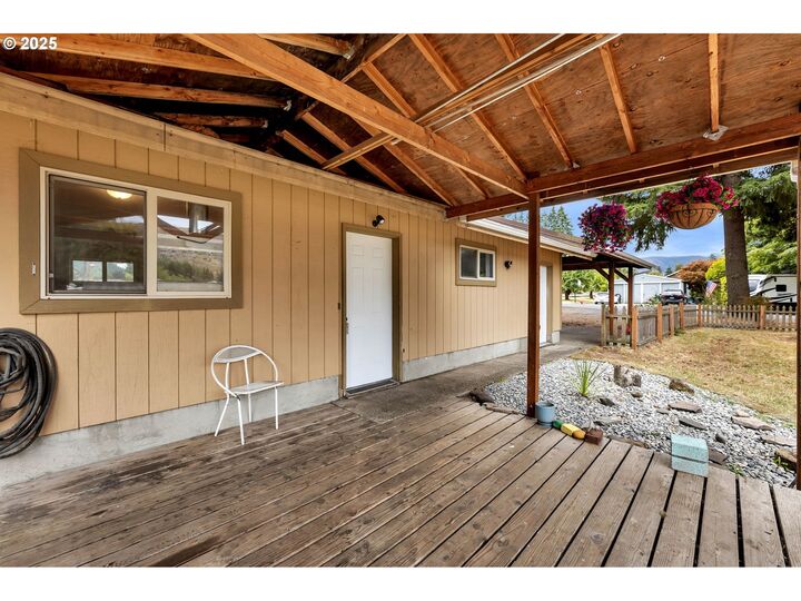 Property Photo:  12 Valley Dr  WA 98610 