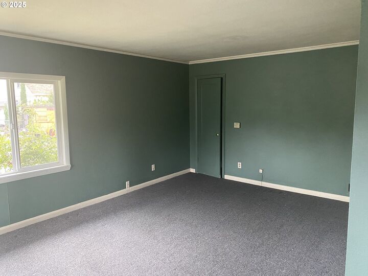 Property Photo:  12 NE 75th Ave  OR 97213 