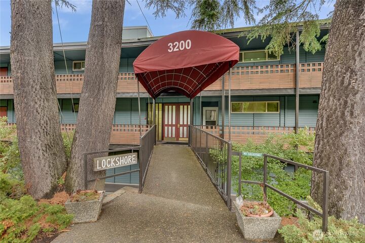 Property Photo: 3200 W Commodore Way 304 WA 98199