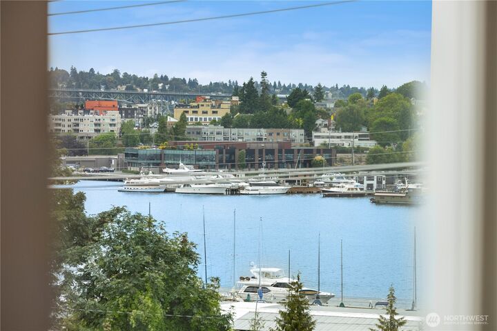 Property Photo:  2960  Eastlake Avenue E 403  WA 98102 