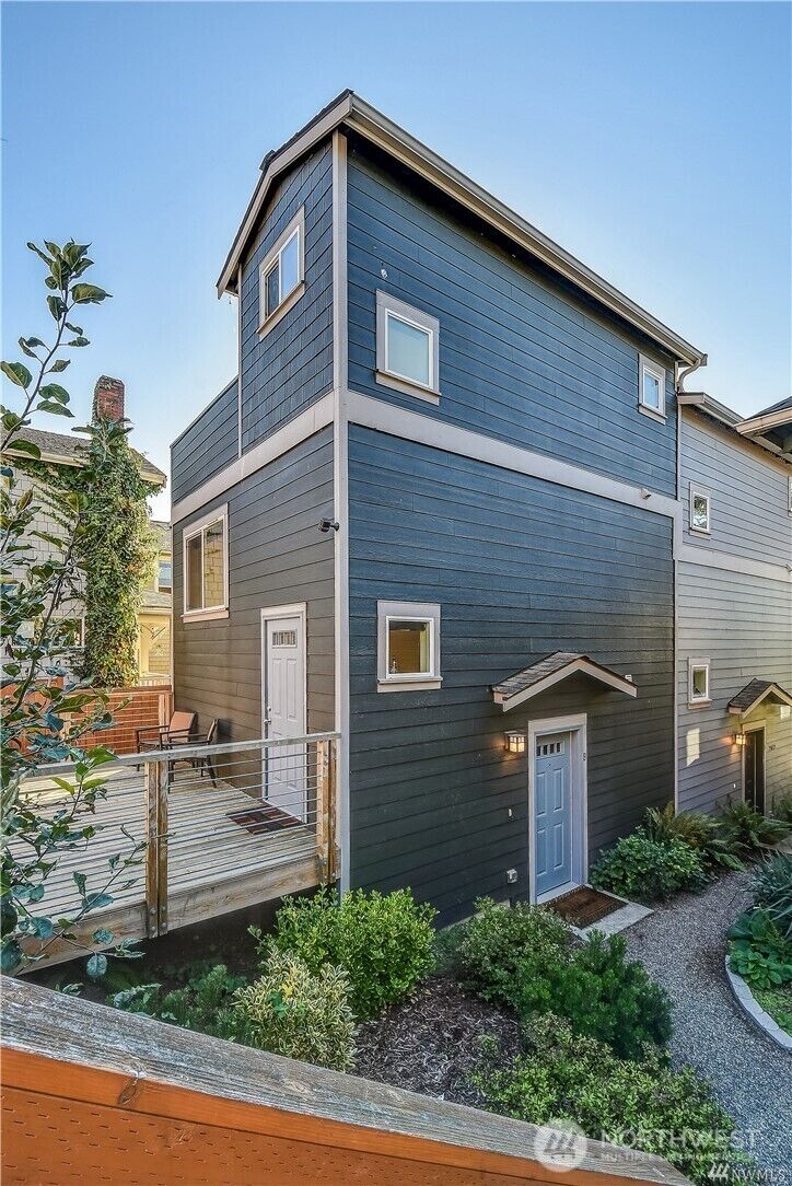 Property Photo:  2042  Franklin Avenue E B  WA 98102 