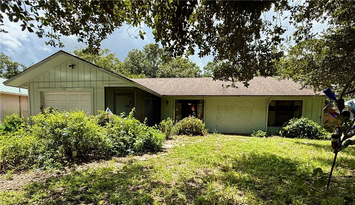 Property Photo: 945 33rd Avenue SW FL 32968