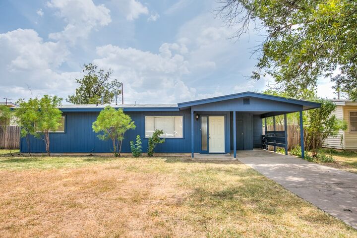 Property Photo: 131 Oakwood St TX 76903