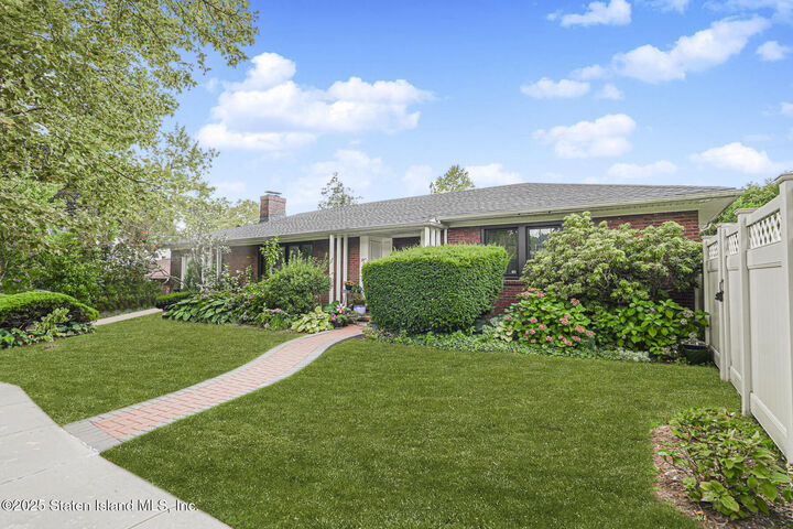 Property Photo: 4 Brentwood Avenue NY 10301