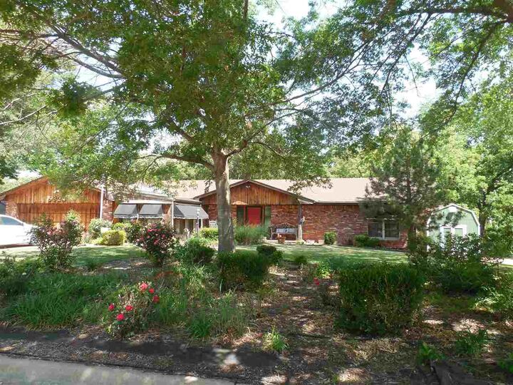 Property Photo: 5324 W Country Club Drive OK 74074