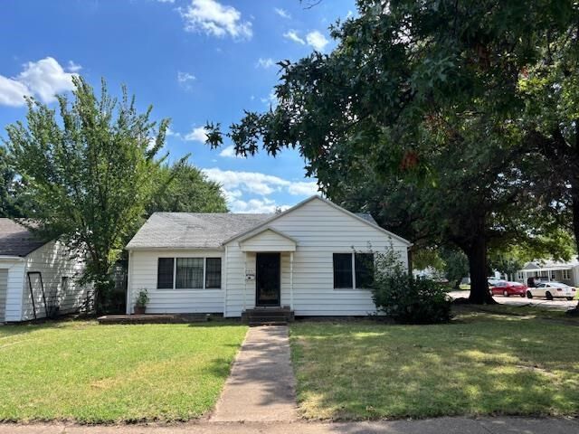 Property Photo: 920 W Grand Avenue OK 74601