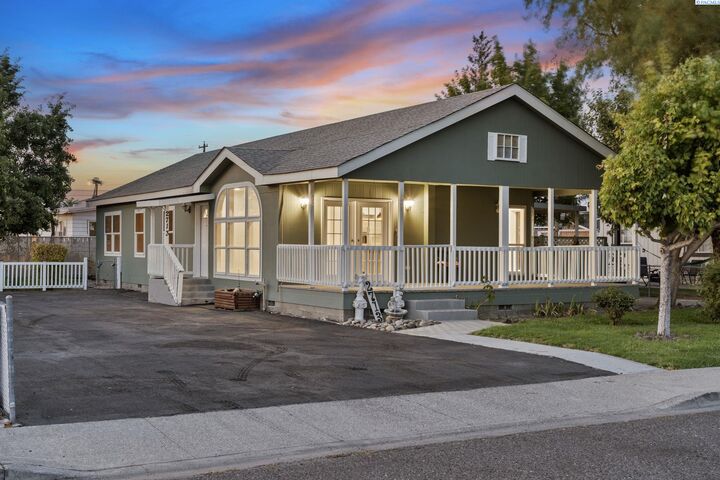 Property Photo:  2713 W Bonneville St  WA 99301 