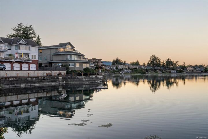 Photo de la propriété:  9885 Second St 4  BC V8L 3C7 