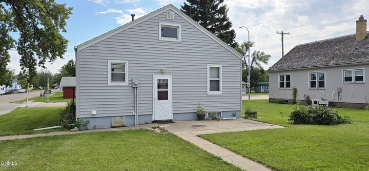 Property Photo: 402 5th Street NW ND 58401