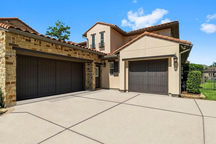 Property Photo: 18 N Shasta Bend Circle TX 77389