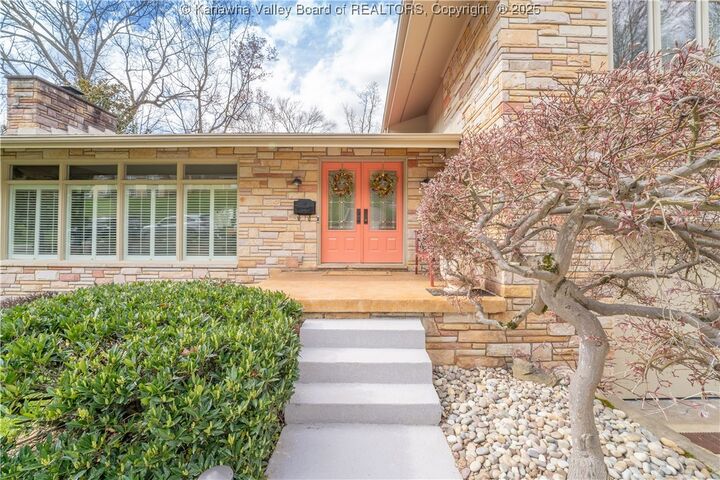 Property Photo:  1516 Village Drive  WV 25309 