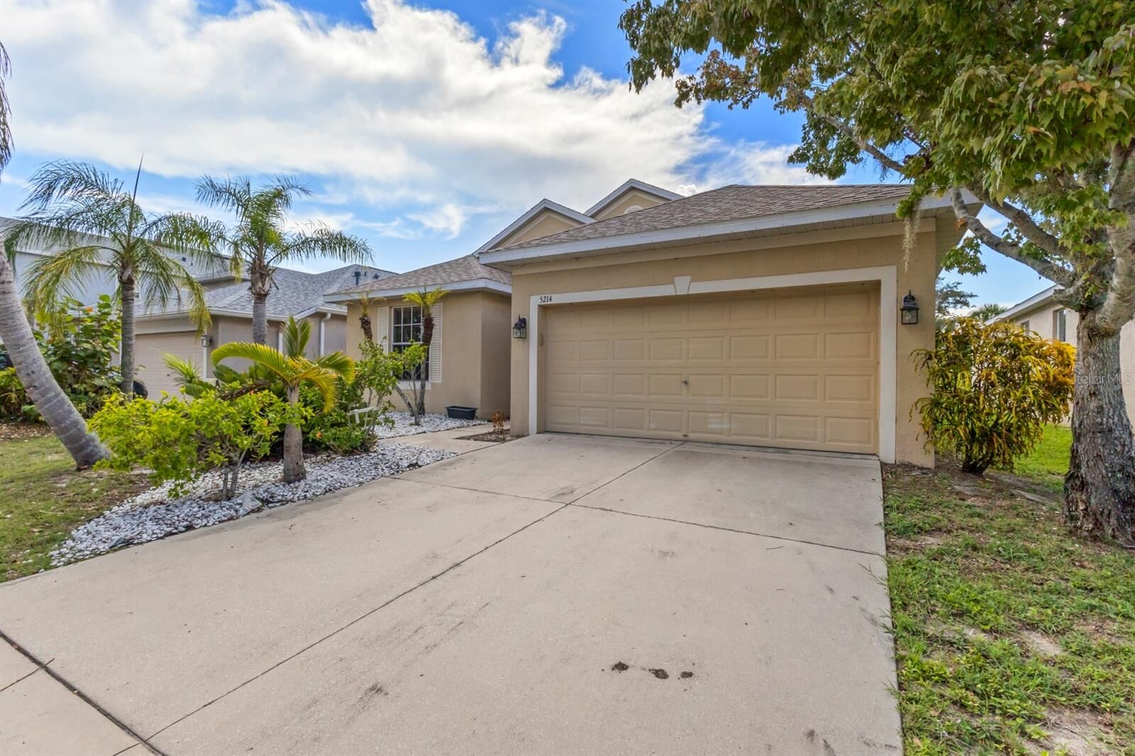 Property Photo:  5214 Clover Mist Drive  FL 33572 