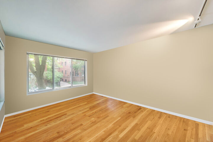 Property Photo: 900 W Ainslie Street A IL 60640