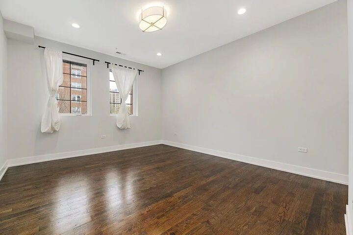 Property Photo: 5055 S Dorchester Avenue 202 IL 60615