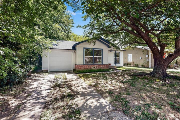 Property Photo: 2108 Denison Street TX 76201