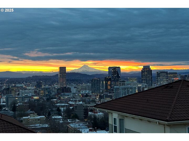 Property Photo:  335 NW Uptown Ter 2B  OR 97210