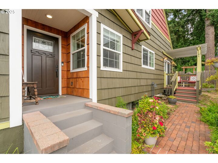Property Photo: 225 NE 14th Ave WA 98607
