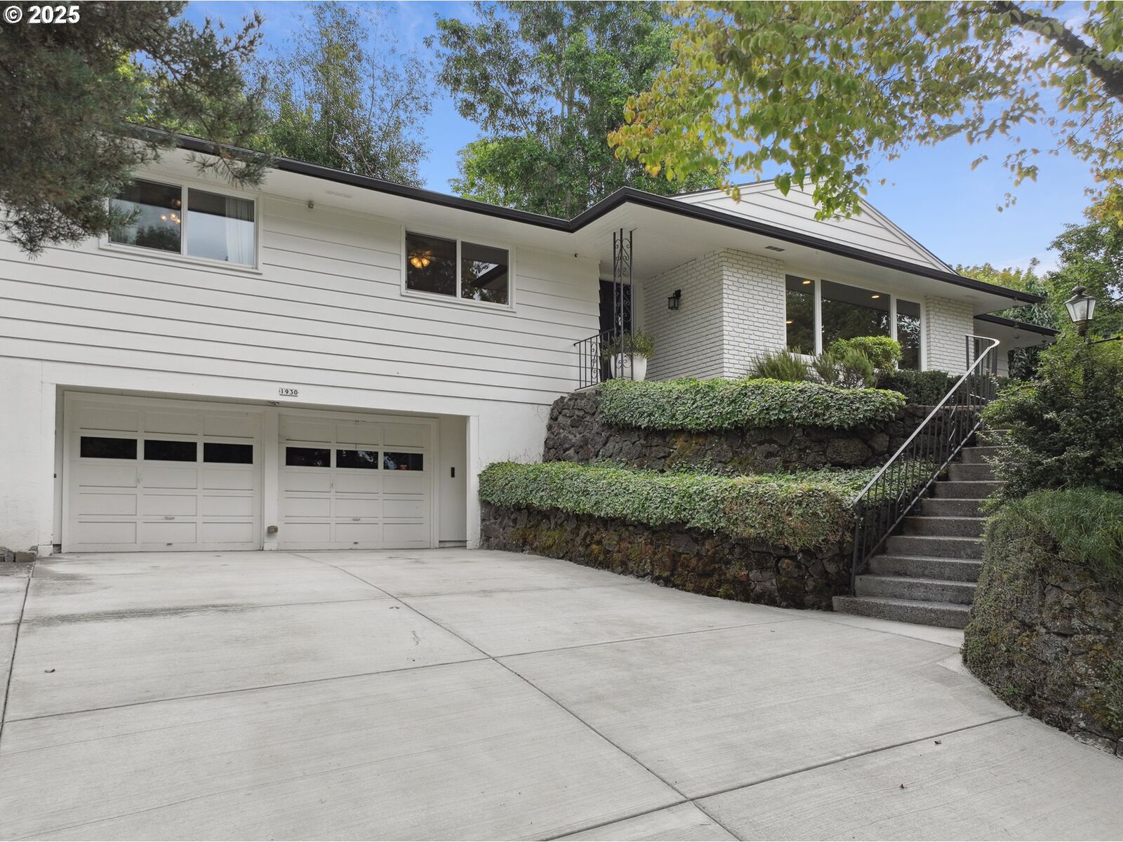 Property Photo:  1930 SW Parkwood Dr  OR 97225 