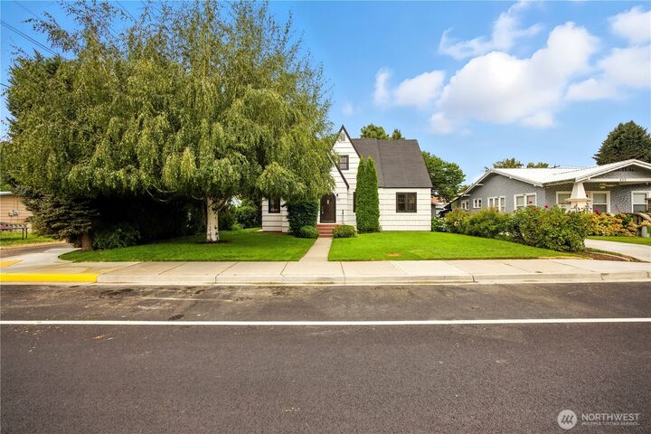 Property Photo: 417 N Columbia Street WA 98816